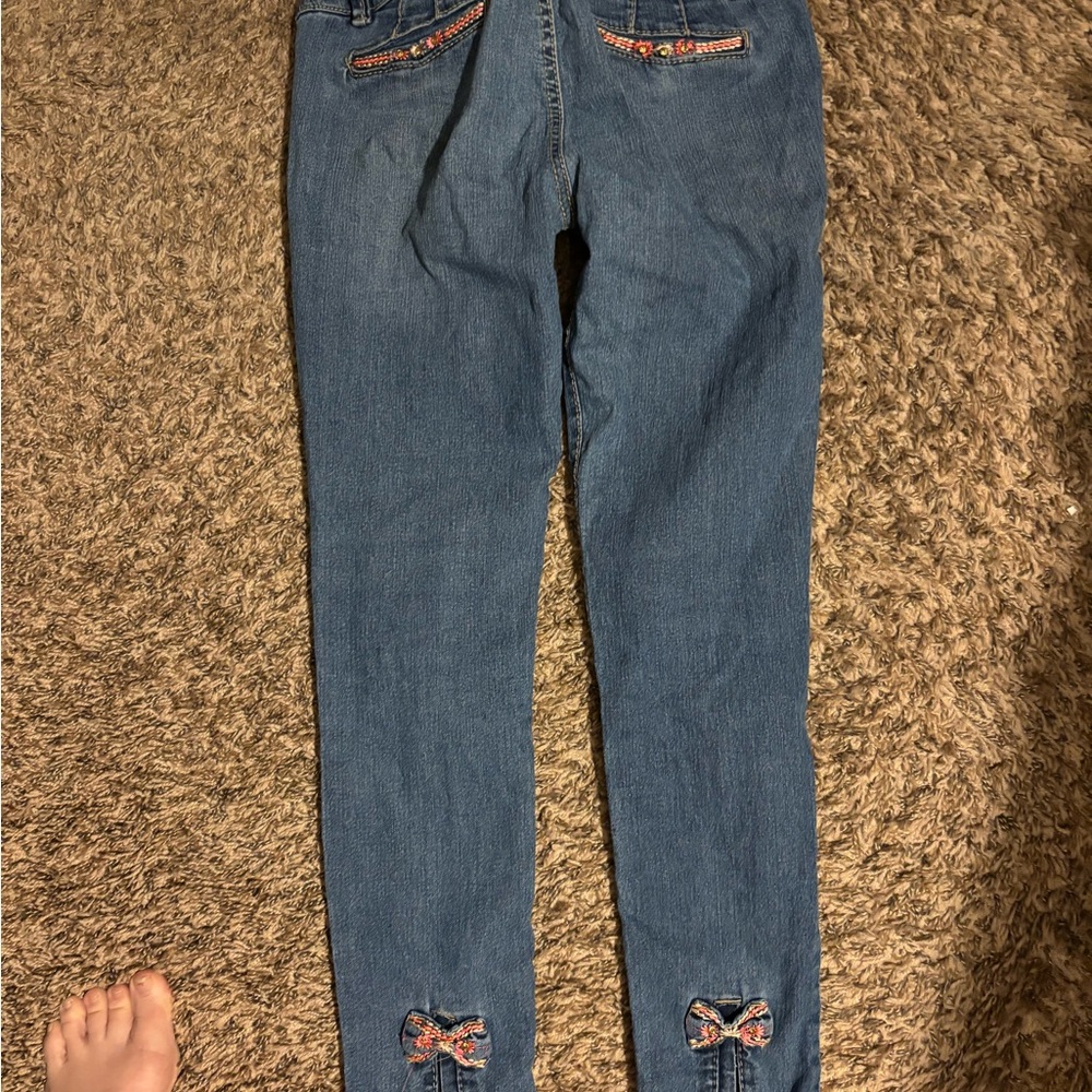 Vintage Tissage Low rise Skinny Jeans with Bright Accents and belt loops - size9